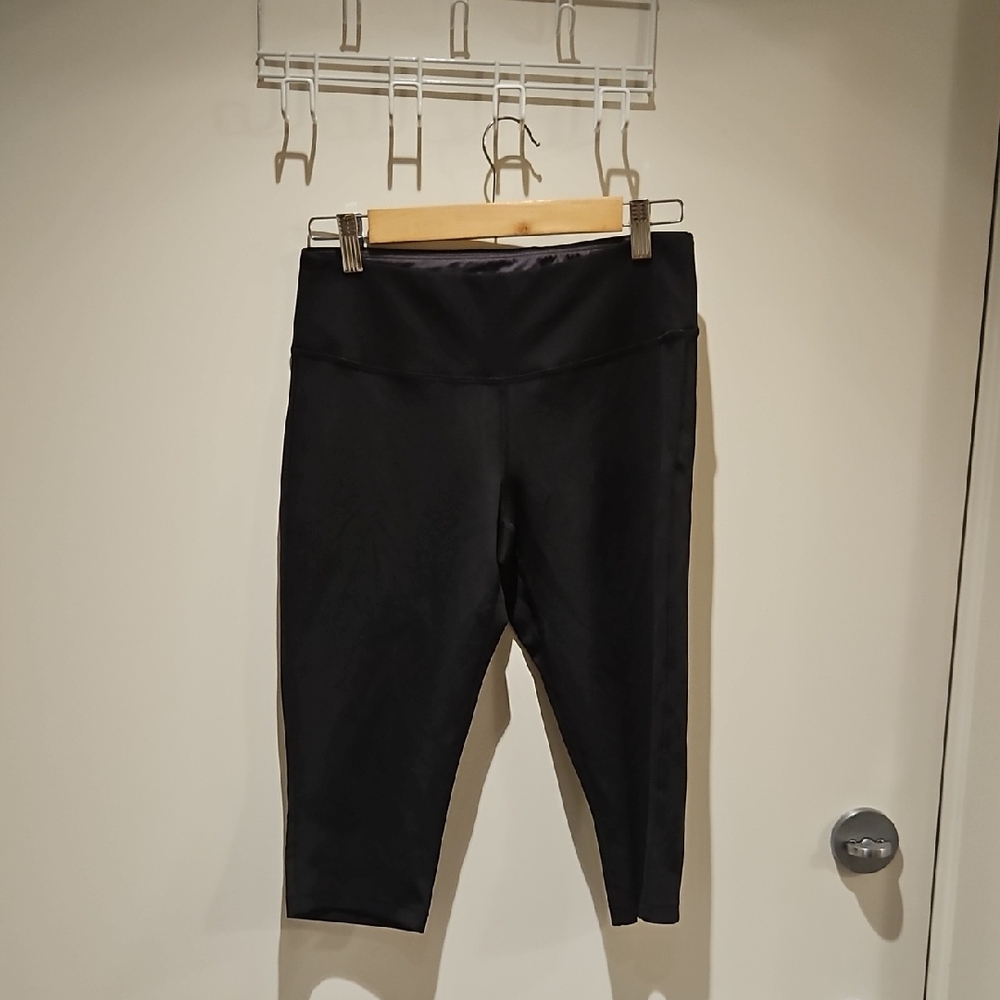 NWOT Knee-length Leggings - M